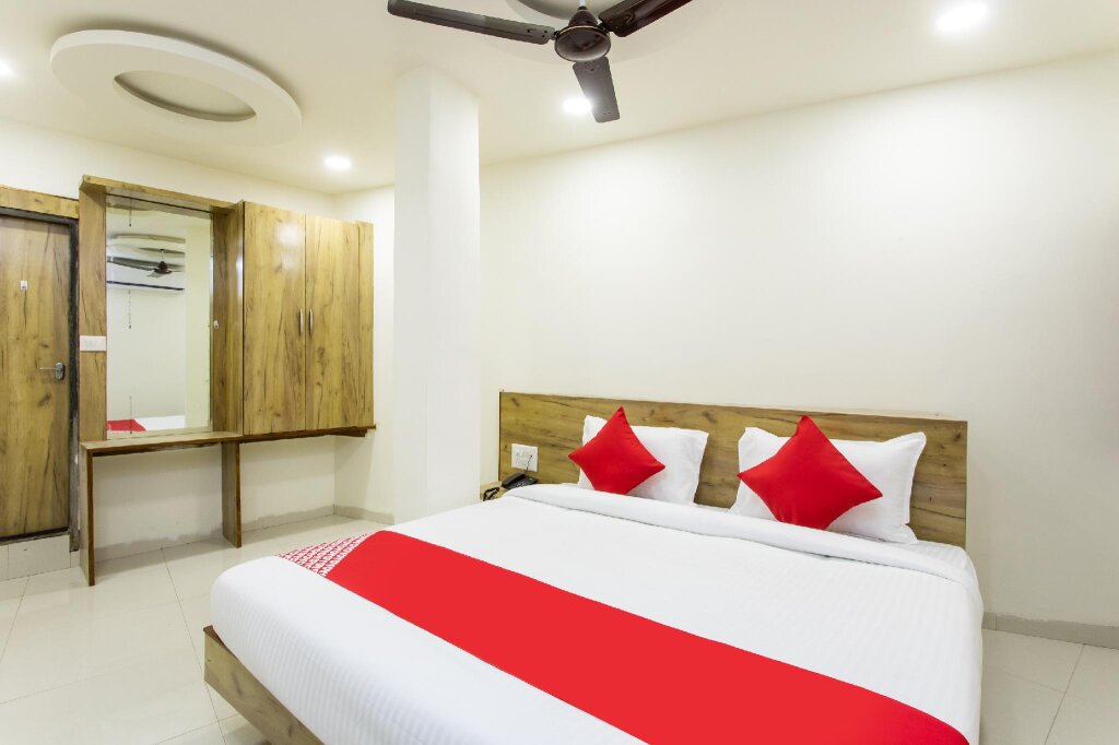 Standard Suite OYO 23058 Hotel Aditya Regency