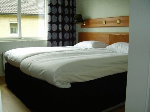Кровать в общем номере Arena Hotell