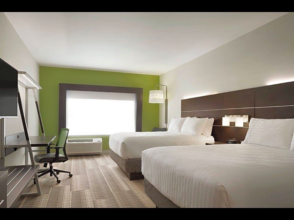 Четырёхместный люкс Holiday Inn Express Hotel & Suites Canton, an IHG Hotel
