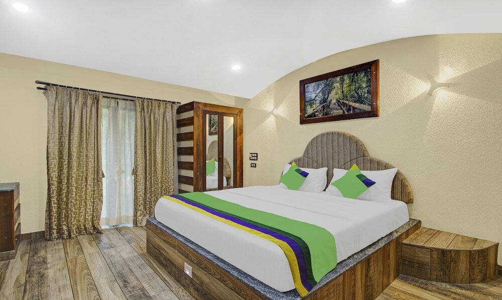 Deluxe Double room with balcony Treebo Trend Majestic Palms