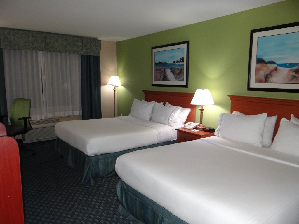 Standard Quadruple room Holiday Inn Express Hotel & Suites Salisbury