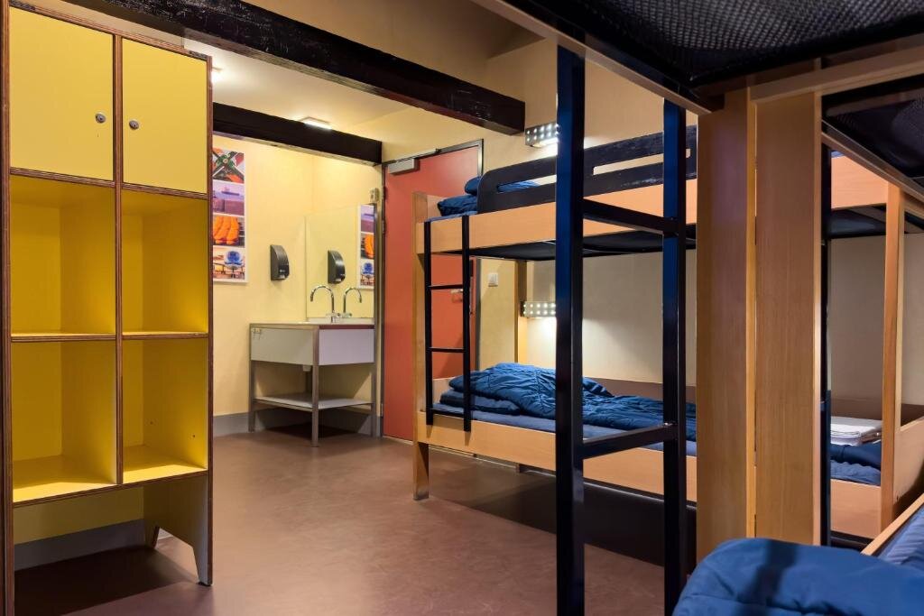 Кровать в общем номере Stayokay Hostel Heemskerk