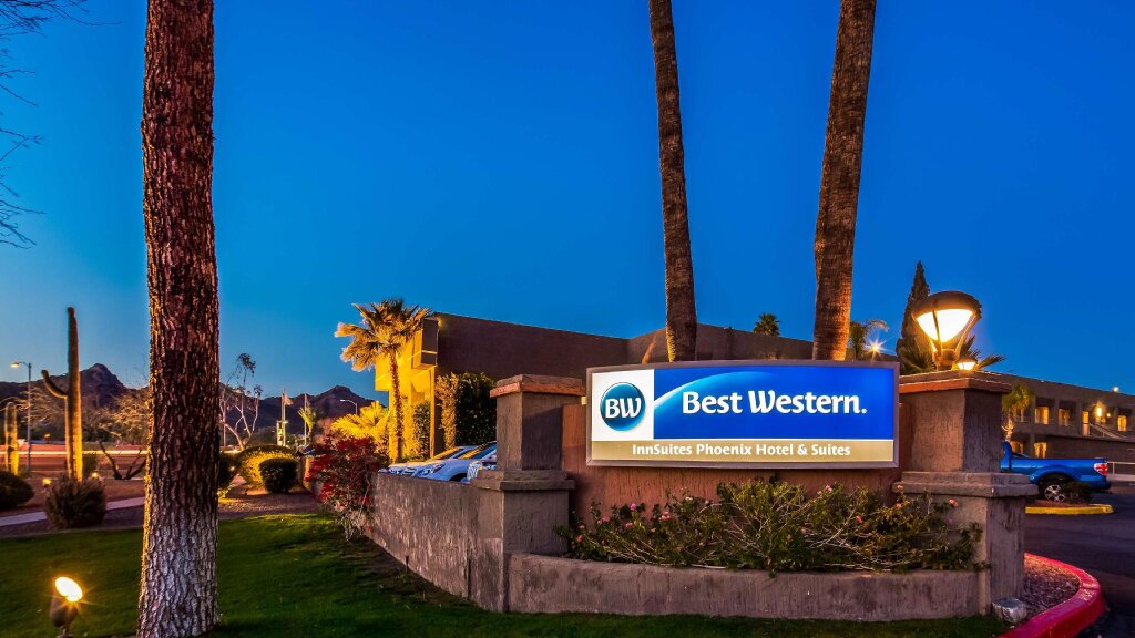 Кровать в общем номере Best Western InnSuites Phoenix Hotel & Suites