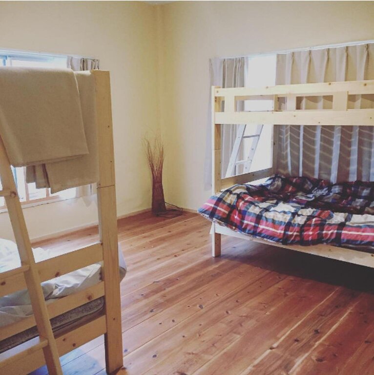 Кровать в общем номере Guest House & Cafe Ohana