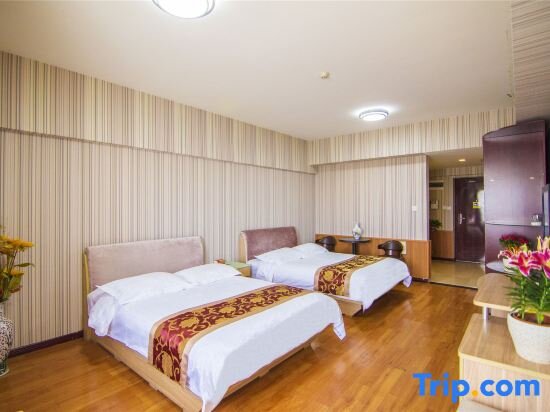 Кровать в общем номере Golden Tree Business Hotel
