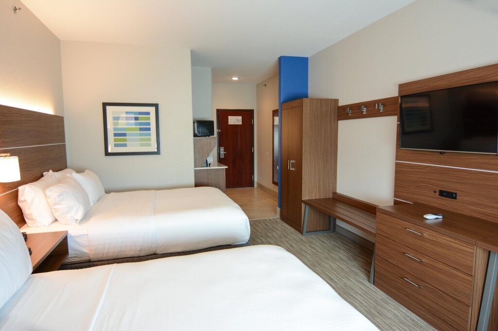 Четырёхместный номер Standard Holiday Inn Express & Suites New Boston, an IHG Hotel