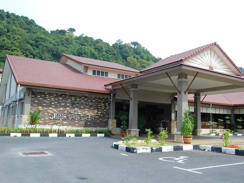 Кровать в общем номере Hotel Seri Malaysia Kangar
