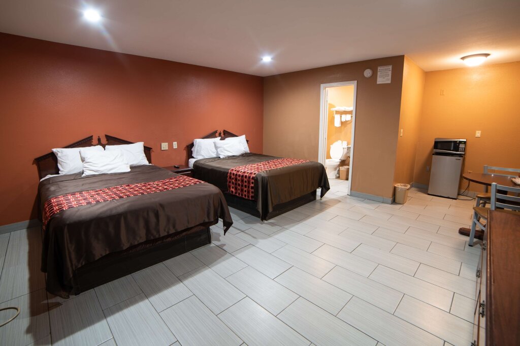 Standard Quadruple room Americas Best Value Inn and Suites Siloam Springs