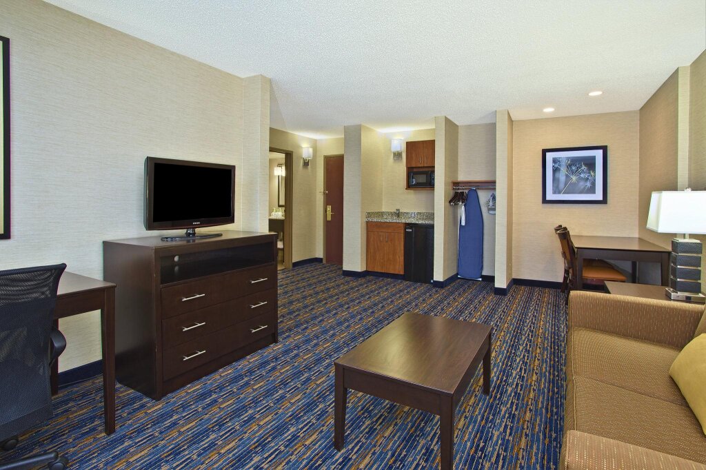 Двухместный люкс Holiday Inn Express and Suites Pittsburgh West Mifflin, an IHG Hotel