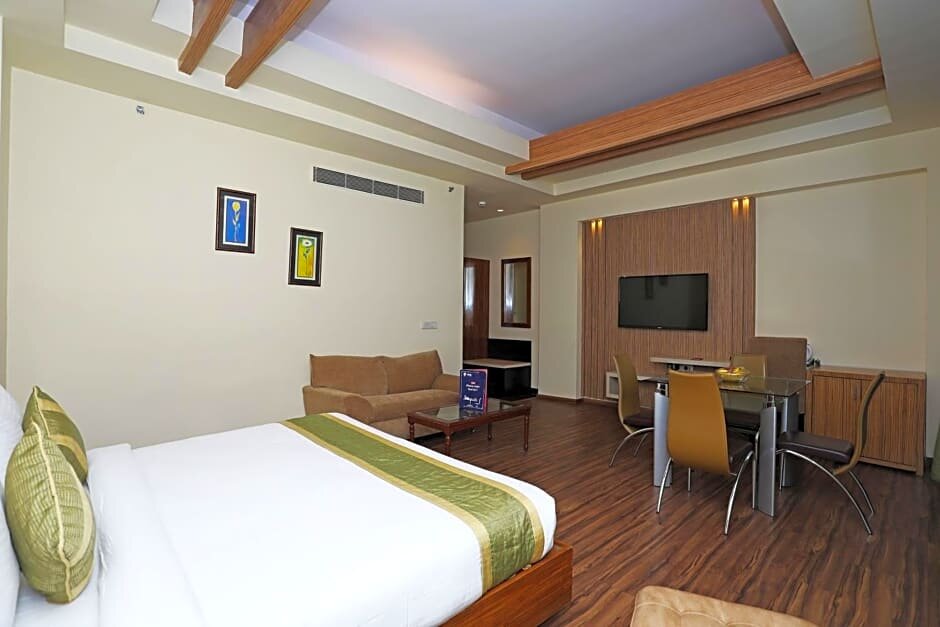 Superior Zimmer Westend Inn - Resort and Banquet Near Delhi Airport