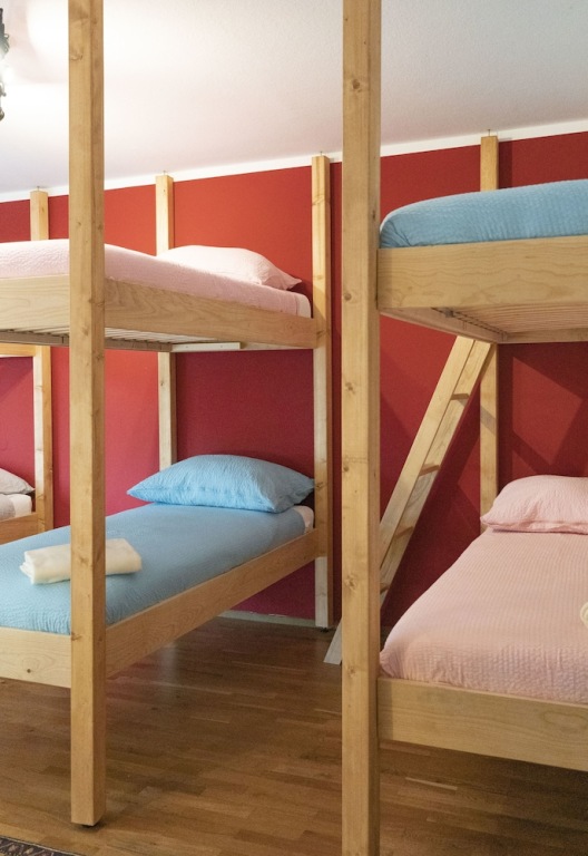 Cama en dormitorio compartido con balcón y con vista a la ciudad Prime Rooms Vienna - Hostel