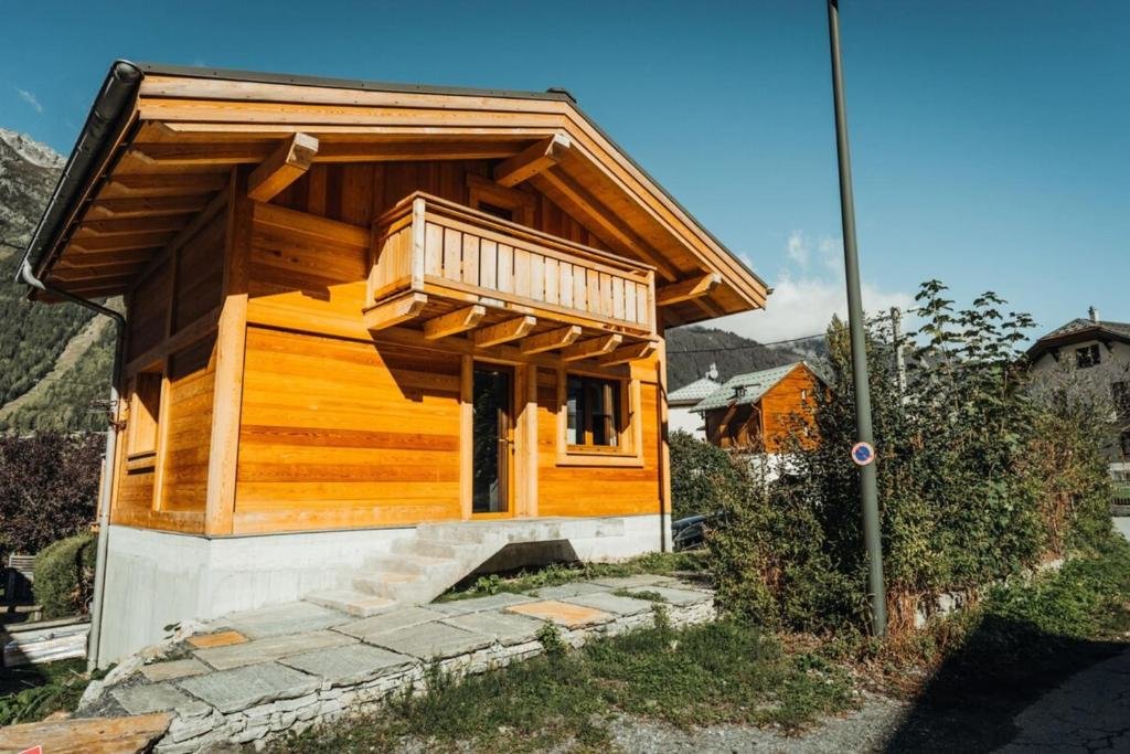 Шале Chalet with mountain view and 2 min walk from the city center