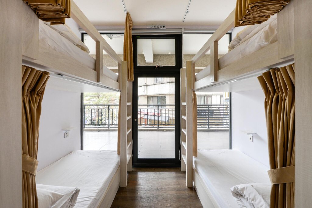 Кровать в общем номере (мужской номер) Taichung Box Design Hotels