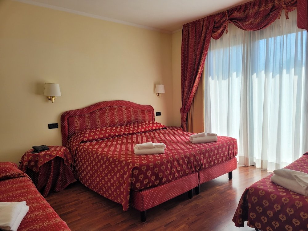 Comfort Quadruple room with balcony Admiral Hotel Villa Erme