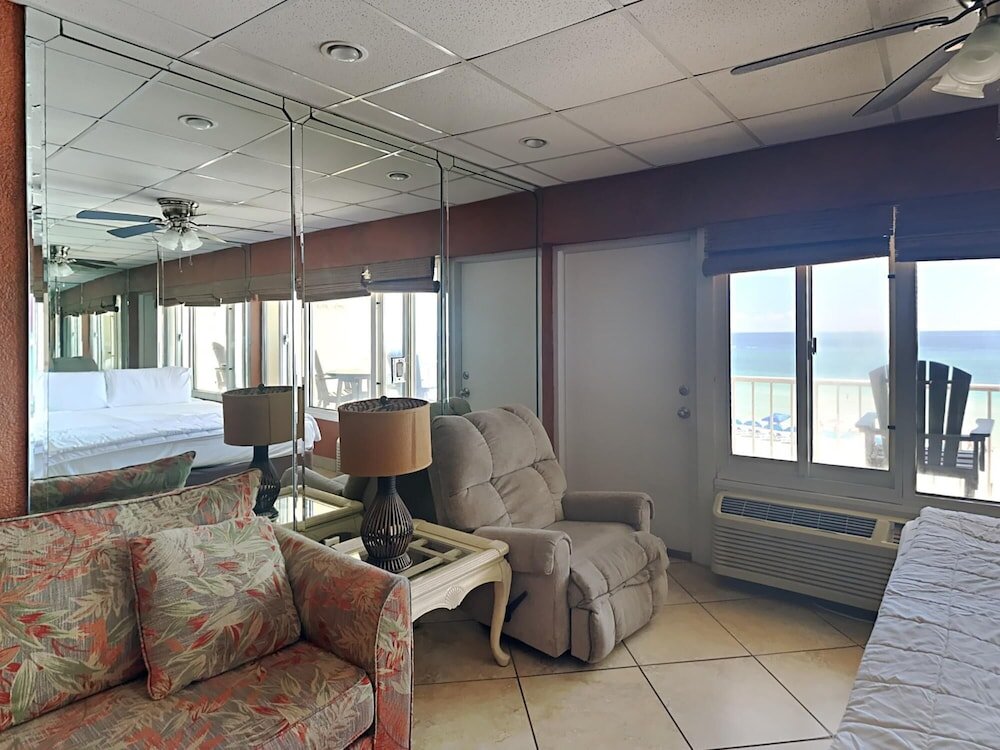 Standard Double room with balcony and with ocean view Continental Condominiums