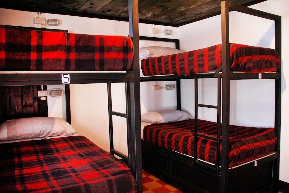 Кровать в общем номере Kaval Hostel