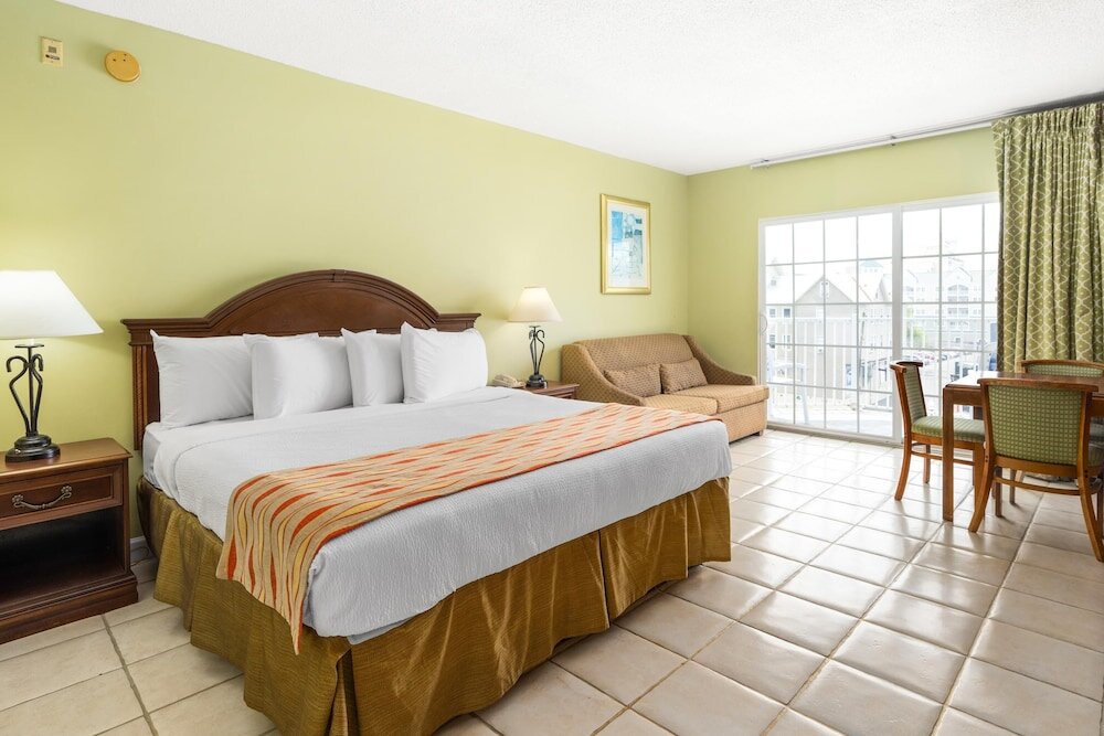 Люкс с балконом и с красивым видом из окна Tidelands Caribbean Boardwalk Hotel and Suites