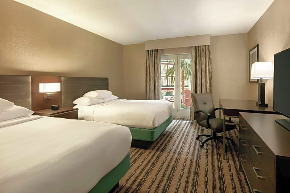 Четырёхместный номер Standard DoubleTree Resort by Hilton Lancaster