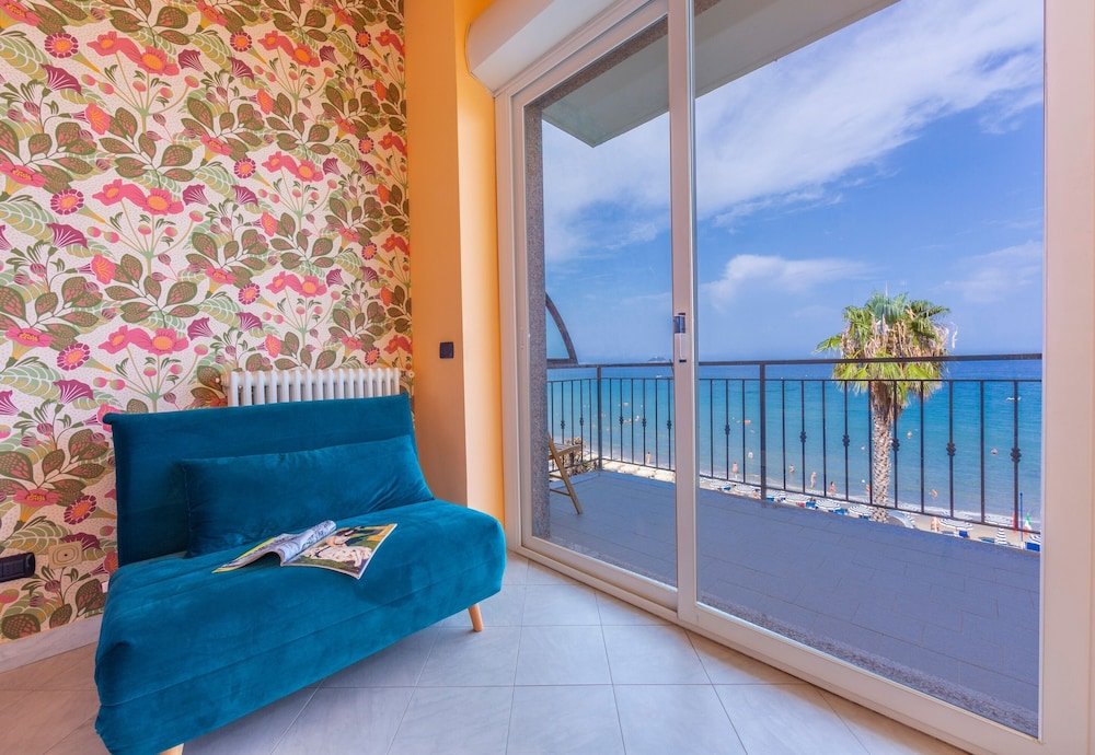 1 Bedroom Family Apartment with balcony and with sea view Laigueglia Beach