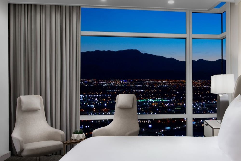 Suite 1 camera da letto con vista sulle montagne ARIA Sky Suites