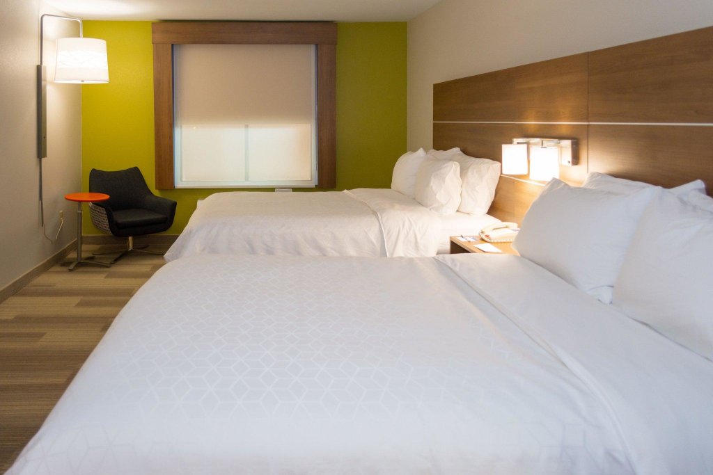Четырёхместный номер Standard Holiday Inn Express Hotel & Suites Muskogee, an IHG Hotel