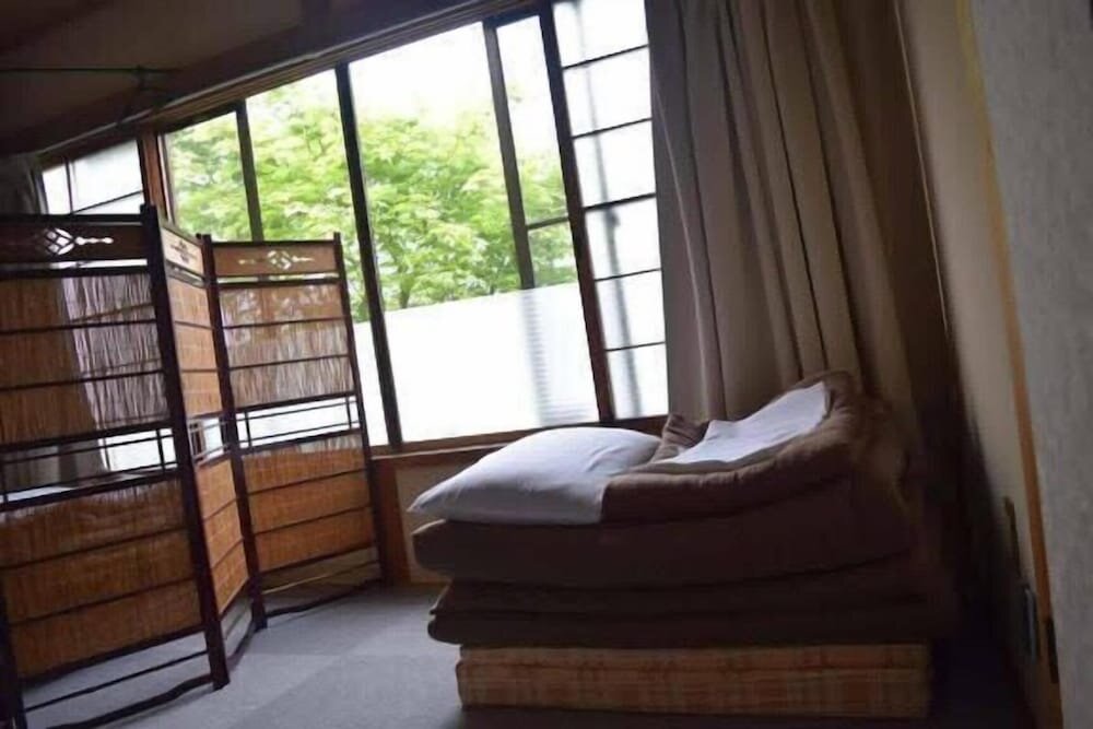 Кровать в общем номере Hakodateyama Guest House