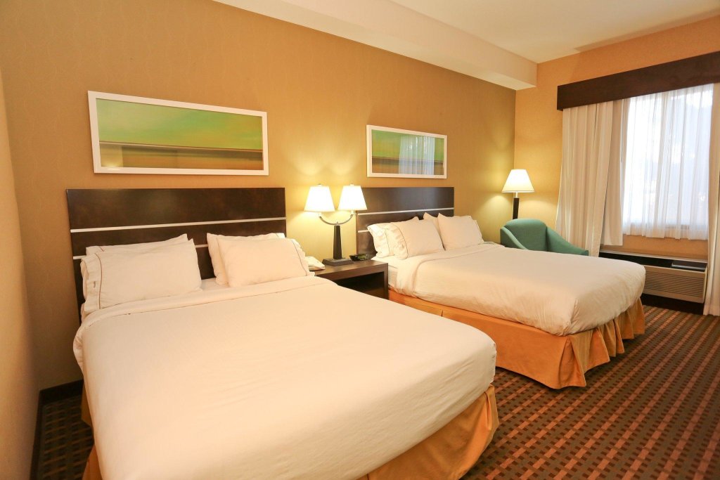 Standard Quadruple room Holiday Inn Express Hotel & Suites Vernon, an IHG Hotel