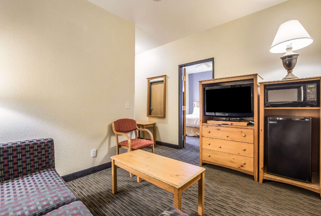 Четырёхместный люкс Rodeway Inn & Suites Mackinaw City - Bridgeview
