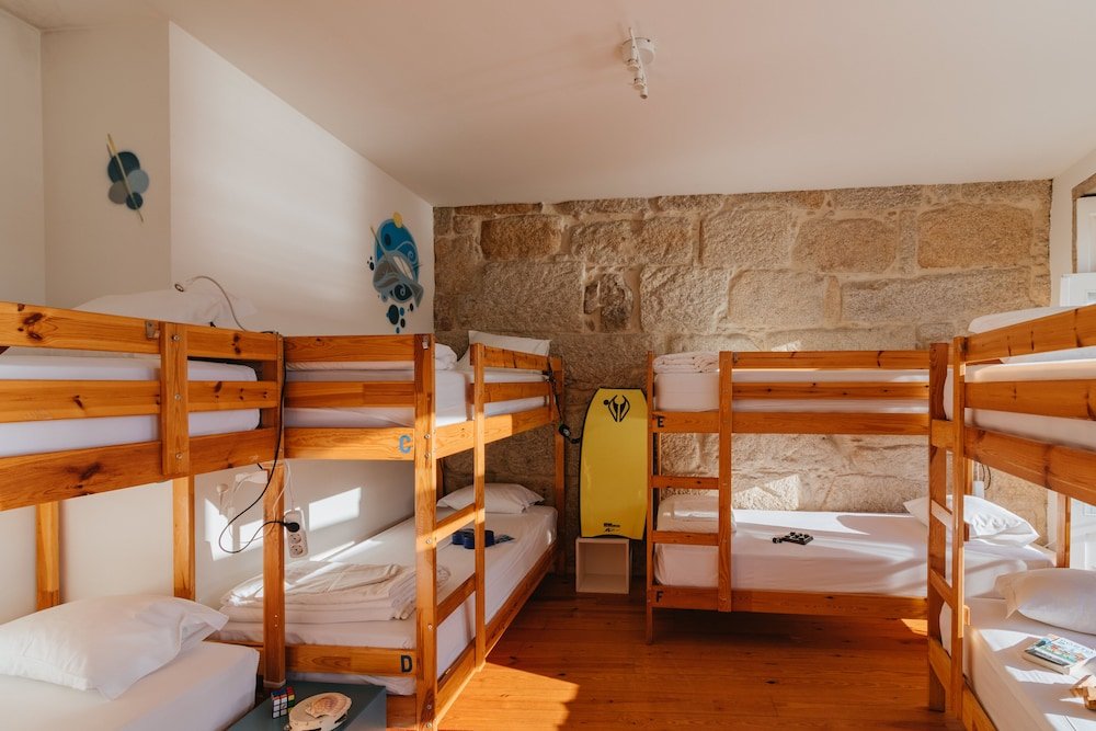 Кровать в общем номере с балконом и с видом на реку Happy Porto Hostel & Apartments
