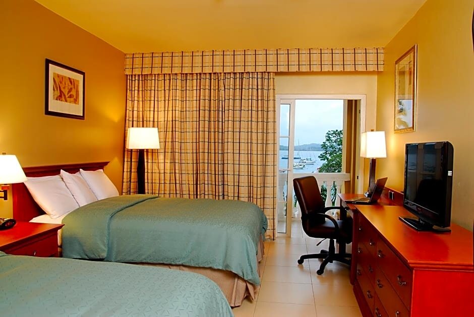Четырёхместный номер Standard с видом на океан Radisson Hotel Panama Canal