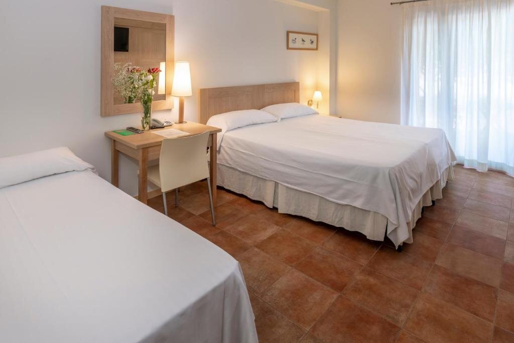 Standard Triple room Vilar Rural d'Arnes by Serhs Hotels