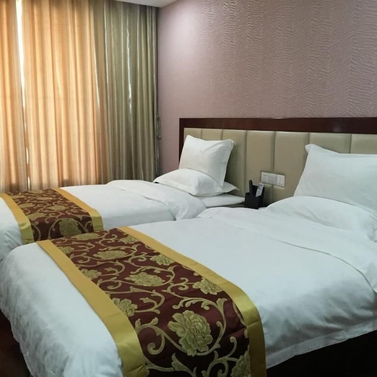 Кровать в общем номере Weihai In-Tone Inn