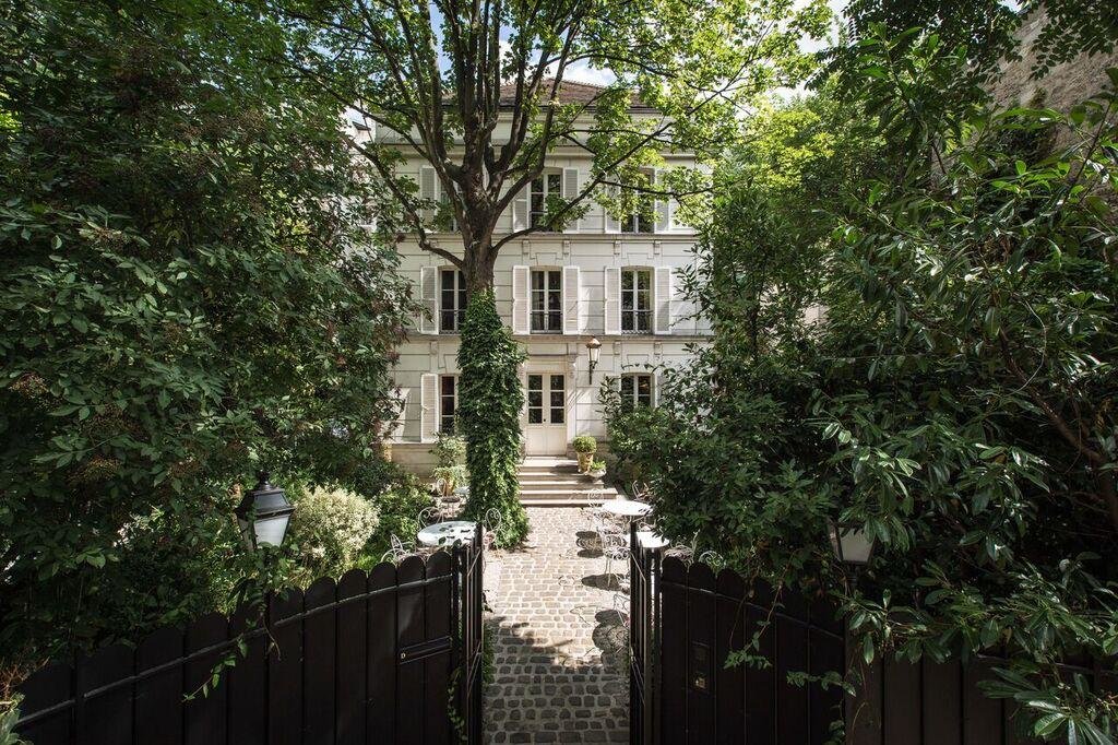 Кровать в общем номере с видом на сад Hôtel Particulier Montmartre