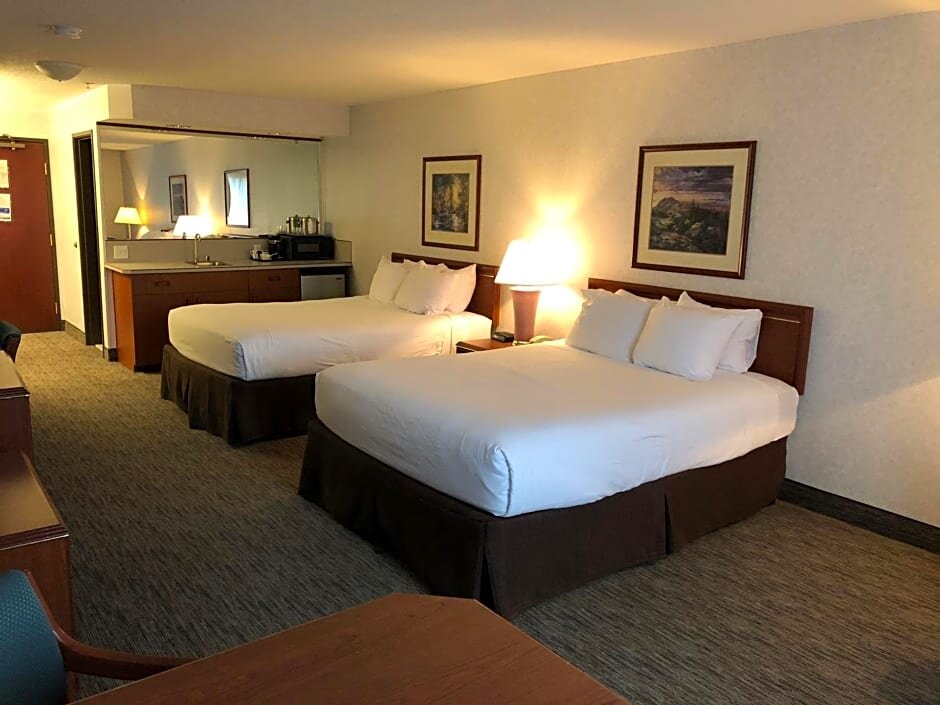 Четырёхместный номер Standard Shilo Inn Suites Klamath Falls