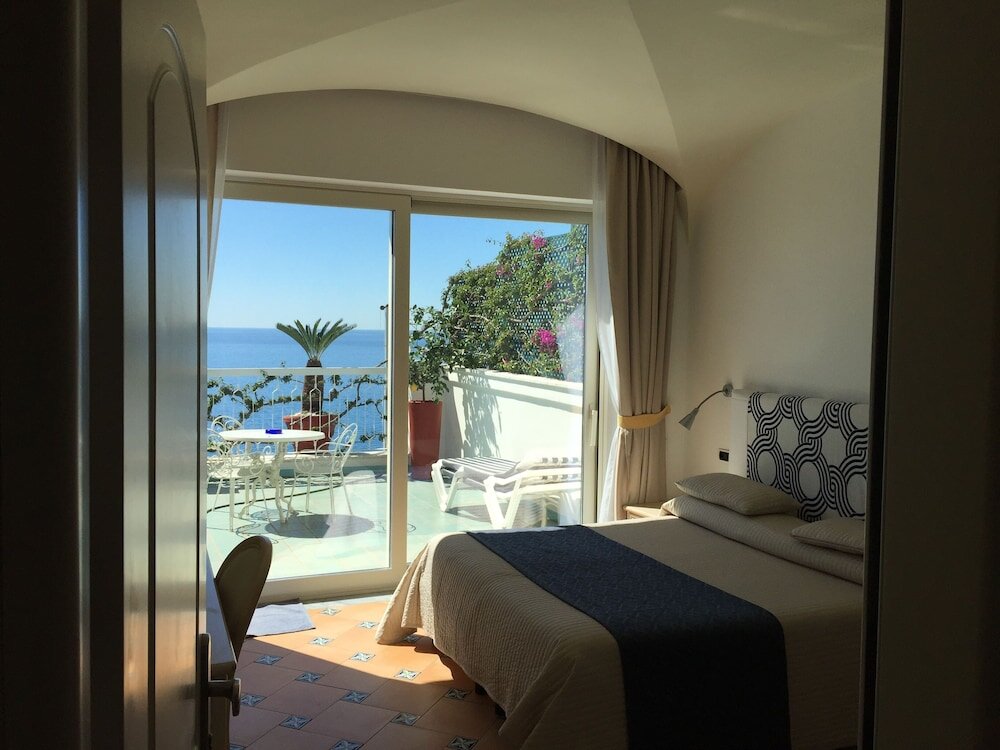 Полулюкс с балконом и с видом на море Hotel Bellevue Suite