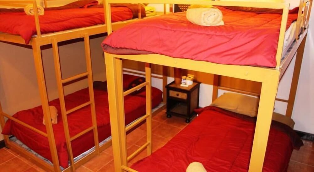 Кровать в общем номере с балконом Teeraya Boutique Guesthouse - Hostel