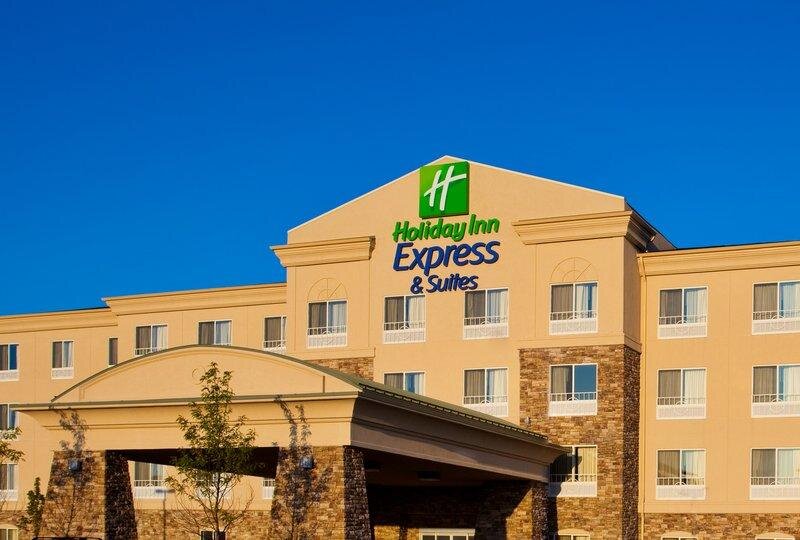 Кровать в общем номере Holiday Inn Express Hotel & Suites Waukegan/Gurnee, an IHG Hotel