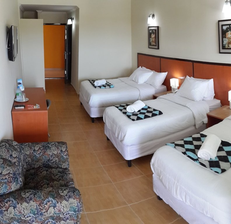 Standard Family room with balcony Express Inn Coronado & Camping