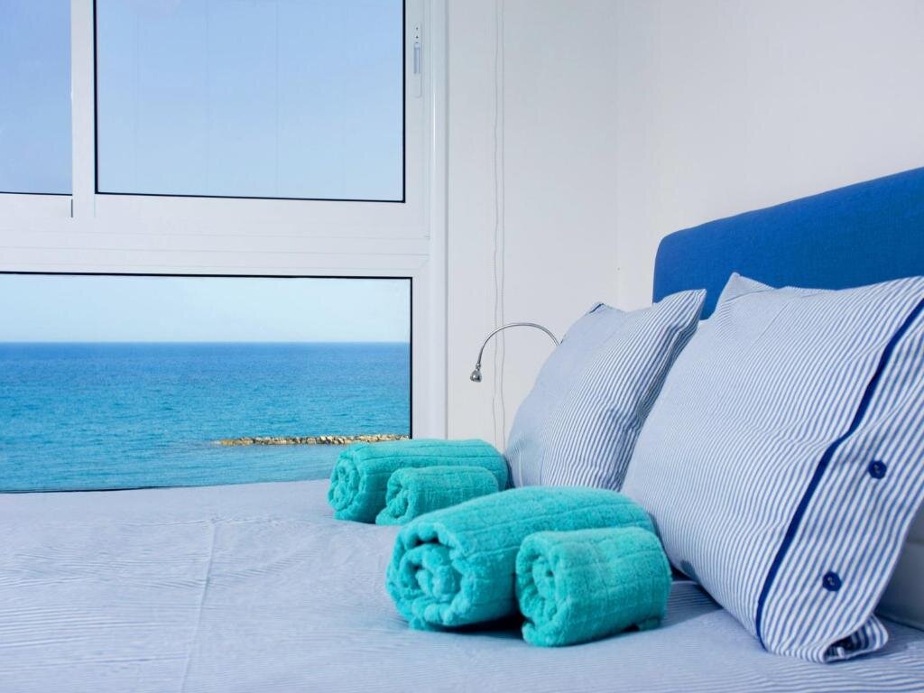 Apartamento De lujo On The Beach Penthouse by TrulyCyprus