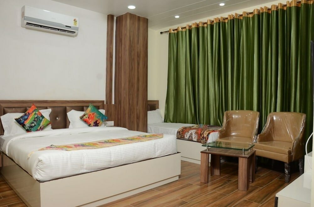 Camera Deluxe Hotel Shivaay Grand