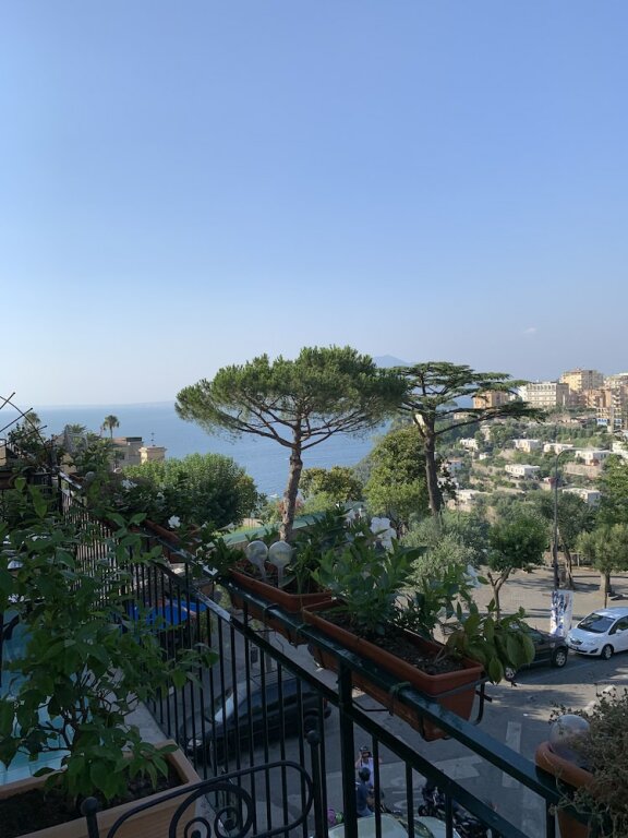 Habitación doble De lujo con balcón y con vista parcial al mar Vesuvio View
