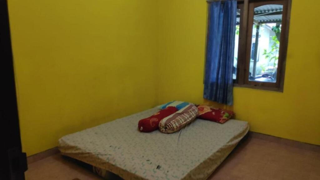 Кровать в общем номере Abimanyu Homestay