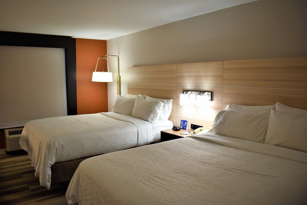 Четырёхместный номер Standard Holiday Inn Express & Suites Sedalia, an IHG Hotel