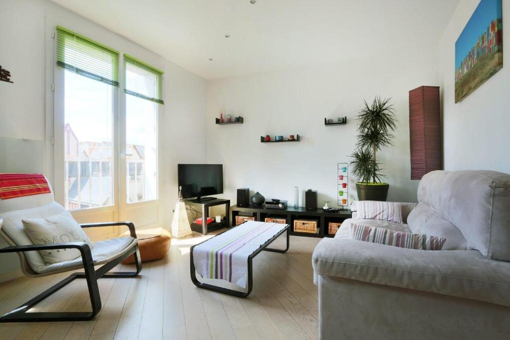 Апартаменты Quiet Apartment in the Old Tours, 15' Walking From Train Station #Halles