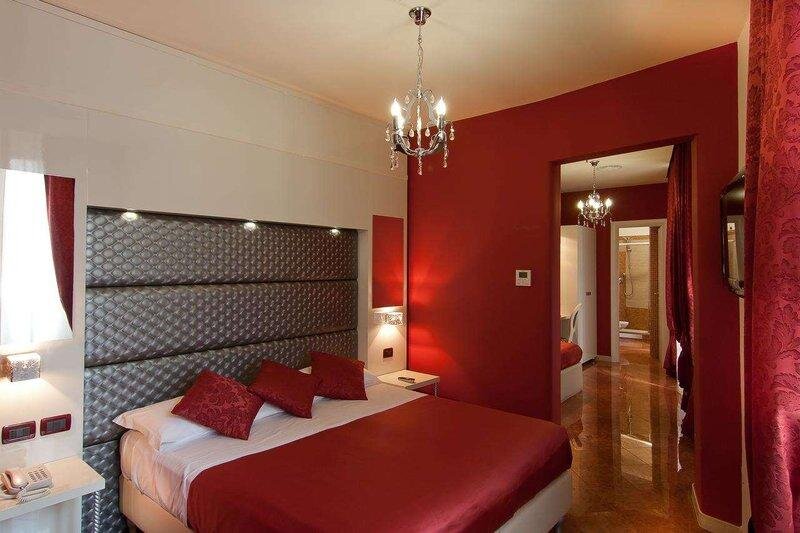 Кровать в общем номере Hotel Fellini