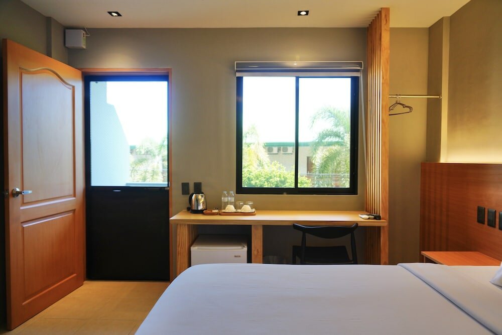 Deluxe room with balcony Mayfair Resort