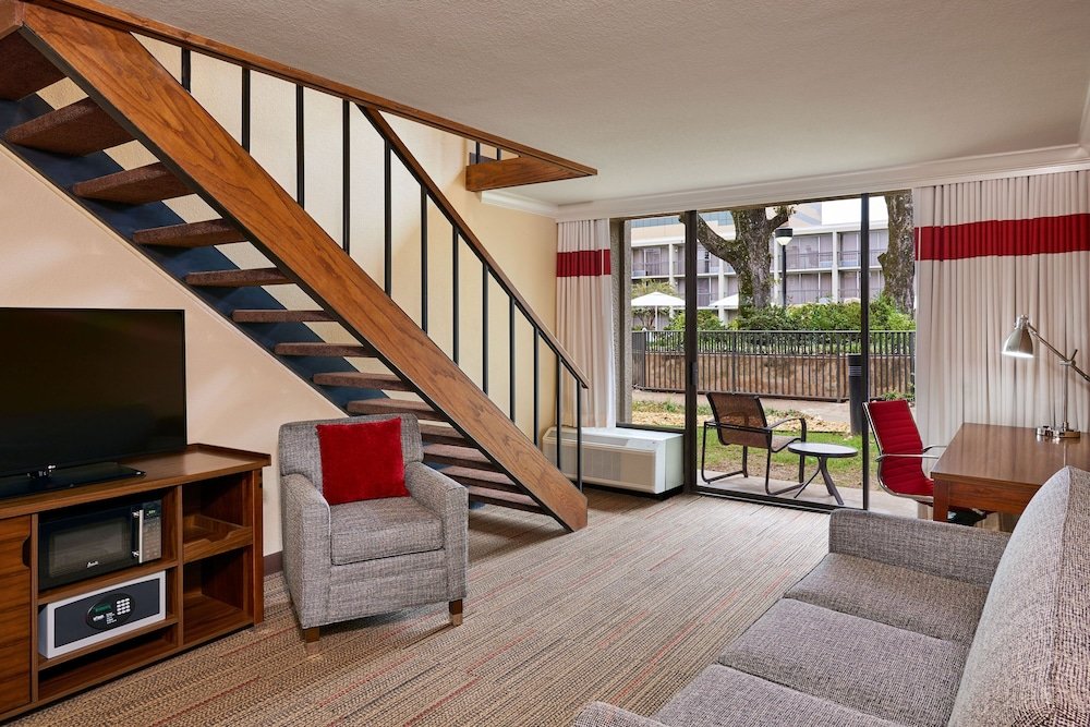 Номер Standard c 1 комнатой с балконом и с видом на бассейн Four Points by Sheraton Little Rock Midtown