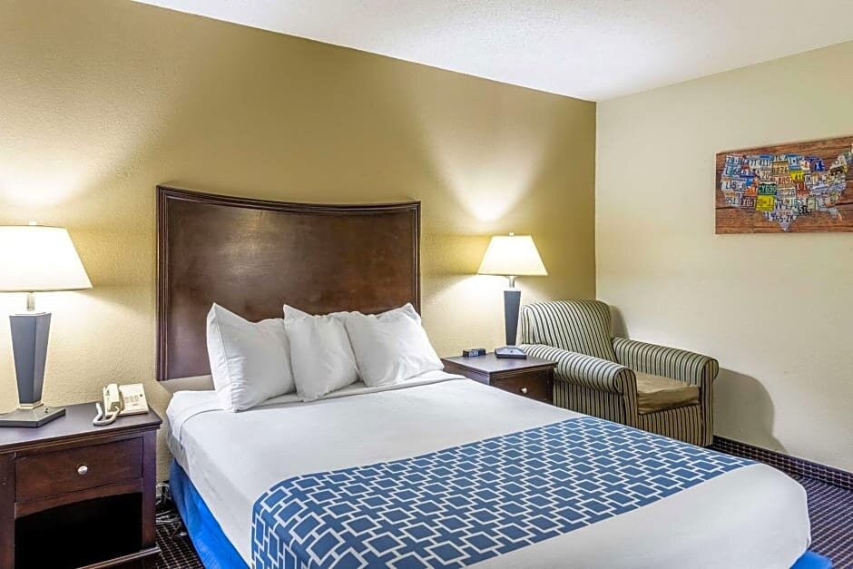 Suite Econo Lodge Inn and Suites