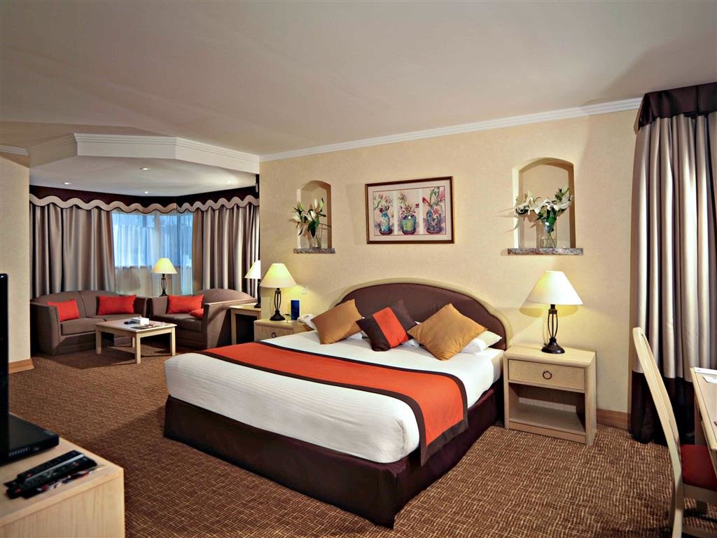 Hotel city central. Абу-Даби отель 3. Mercure Centre Hotel Abu Dhabi. Novel Hotel City Center Abu Dhabi 4*. Golden Tulip Абу Даби.