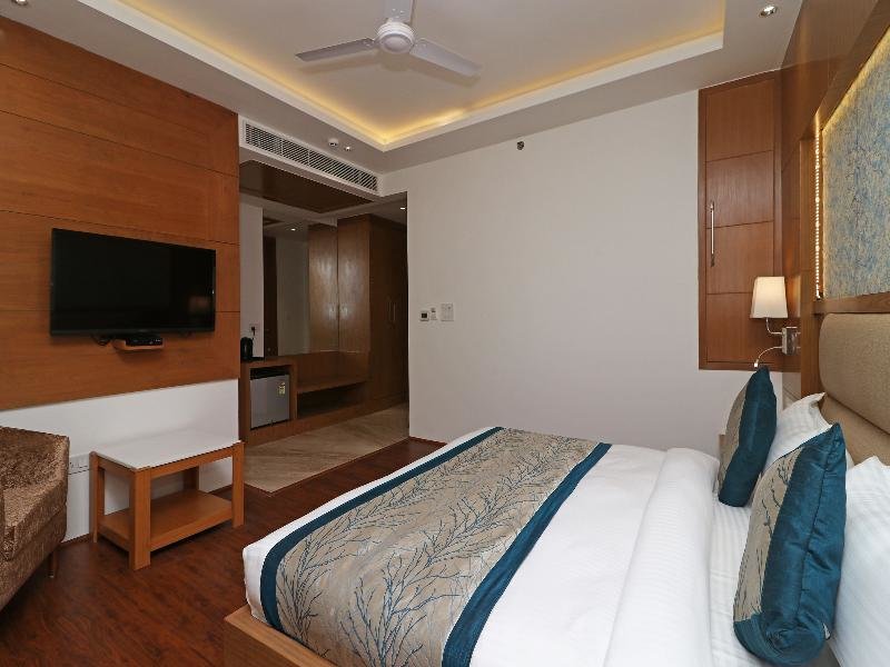 Suite Superior CAPITAL O Hotel STAR INN Near Chhatarpur Metro Station